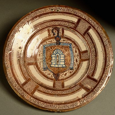 Blazon av abbeden av Poblet, cistersisk kloster i Catalonia. Keramisk plate produsert nær Valencia, Spania. Firenze fra 1500-tallet, Museo Nazionale del Bargello av Spanish School