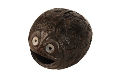 Utskåret kokosnøttpengebjørn, spansk kolonial, ca. 1800 (kokosnøtt) av Spanish School