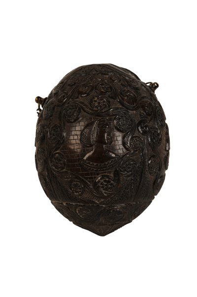 Utskåret kokosnøttpulverkolbe bugbear, spansk kolonial, ca. 1800 (kokosnøtt) av Spanish School