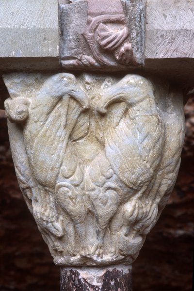 Detalj av en arkadehovedstad med skulptur av to fugler (bilde) av Spanish School