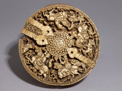Lokk på en beholder dekorert med fire jegere og dyr, Umayyad-perioden, 998-999 e.Kr. (se også 117778) av Spanish School