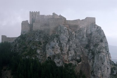 Utsikt over Loarre-slottet, bygget fra 1000- til 1200-tallet av Spanish School