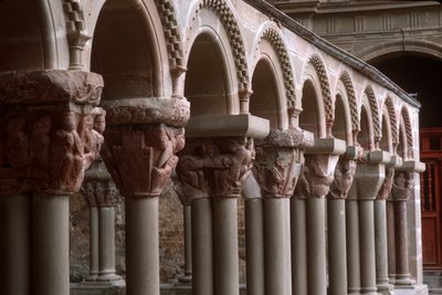 Utsikt over arkadehovedsteder i klosteret av Spanish School