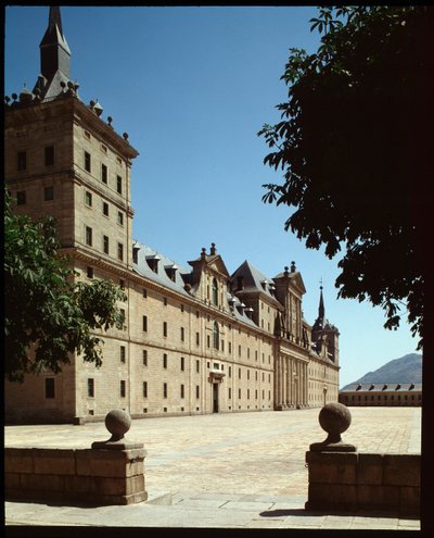 Utsikt over hovedfasaden til Royal Seat av Spanish School