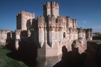 Utsikt over slottet, bygget ca. 1453 av Spanish School