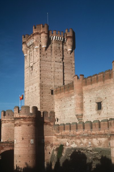 Utsikt over slottet, bygget ca. 1453 av Spanish School