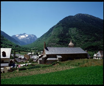 Utsikt over kirken St John, Arties (fotografi) av Spanish School