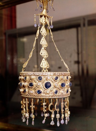 Votivkrone til kong Recesvinth (r.652-72) fra Treasure of Guarrazar, ca. 670 (gull, bergkrystall, perler og safirer) av Spanish School