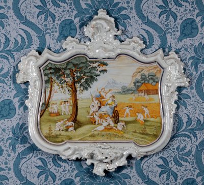 Veggplakett, Alcora Ceramic Factory, ca. 1750 (tinnglasert keramikk) av Spanish School