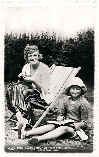 Gladys Cooper 1888-1971, engelsk skuespillerinne, med datteren Joan, tidlig på 1900-tallet. av Sport and General