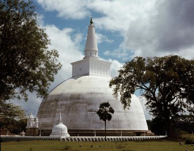 Utsikt over Ruwanwelisaya stupa av Sri Lankan School