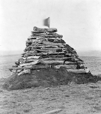 Denkmal mit Knochen auf Custer