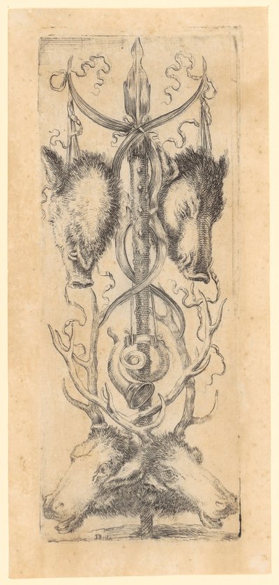 Ornamentalt panel med to villsvinhoder øverst, to hjortehoder nederst og et horn i midten, blad 8 fra serien «Ornamenter eller grotesker» av Stefano della Bella