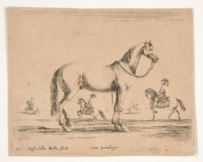 Rytterløs hest, med ryttere som driver dressur i bakgrunnen av Stefano della Bella