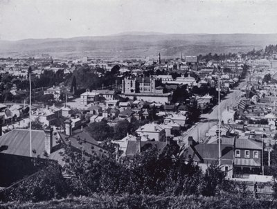 Launceston: Utsikt fra Upper Brisbane Street, med utsikt over Brisbane og Paterson Streets, State High School i sentrum (s/hv-bilde) av Stephen Spurling