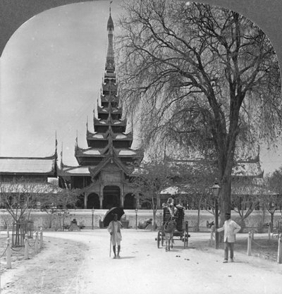 Forfra av det kongelige palasset, Mandalay, Burma, 1908 av Stereo Travel Co