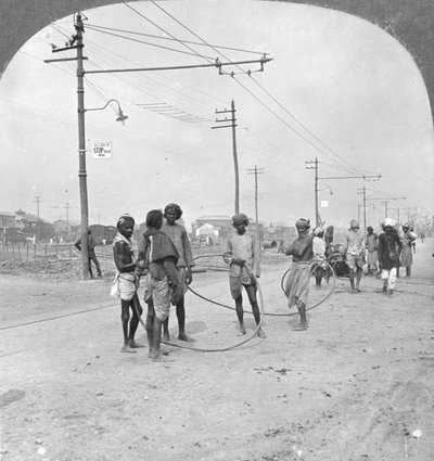 Menn i ferd med å trekke en tung last, Rangoon, Burma, 1908 av Stereo Travel Co