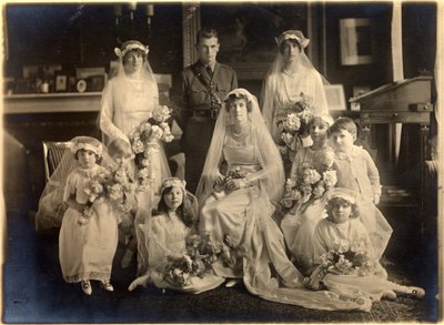 Gruppebryllupsportrett av Lady Blanche Cavendish og oberst Ivan Murray Guards Chapel, Lansdowne House, 21. april 1919 (s/hvitt-bilde) av Studio Lafayette