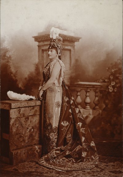Louise, hertuginne av Devonshire, som Zenobia, dronning av Palmyra, hertuginnen av Devonshires diamantjubileumsball i Devonshire House av Studio Lafayette