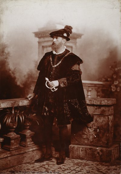 Spencer Compton Cavendish, 8. hertug av Devonshire, som keiser Charles V, hertuginnen av Devonshires diamantjubileumsball i Devonshire House av Studio Lafayette