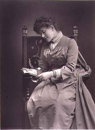 Ellen Terry (1847-1928) portrettfotografi, midten av 1880-tallet (s/hvitt foto) av Studio Walery