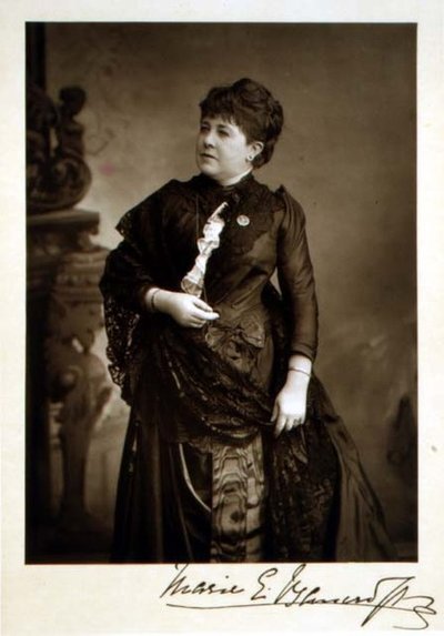 Marie Effie Wilton Bancroft (1839-1921), skuespillerinne og teatersjef, portrettfotografi (s/hvitt-foto) av Studio Walery