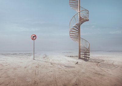 En surrealistisk trapp i ørkenen av Sulaiman Almawash