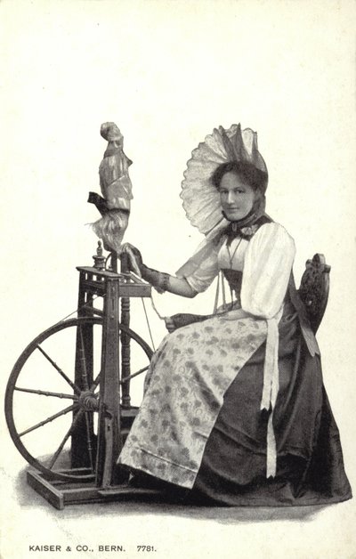 Kvinne sitter ved et spinnende hjul av Swiss Photographer
