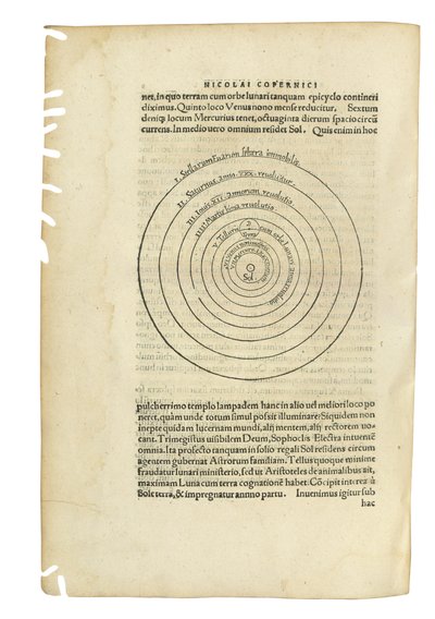 "On the Revolutions of the Coelestium" av Nicolaus Copernicus og "The Narratio Prima de Libris Revolutionum Nicolai Copernici" av Georg Johan Rheticus, to verk i ett bind, Basel, 1566-67 av Swiss School