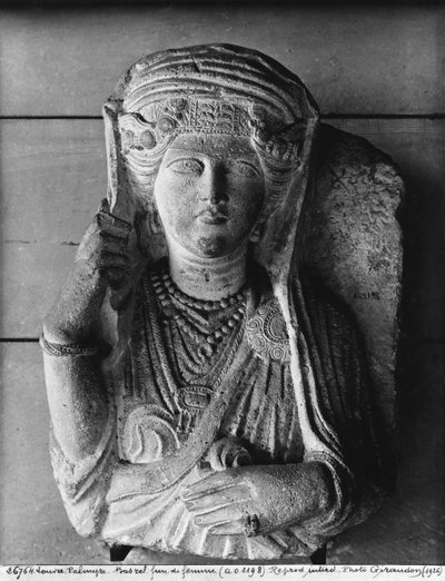 Begravelsesrelieff av en kvinneskikkelse, fra Palmyra, Syria av Syrian School