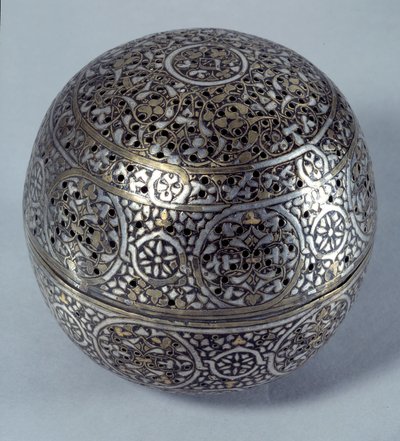 Orientalsk kunst: Frule-parfyme (brenn-parfyme) eller håndvarmer (håndvarmer) fra Syria, slutten av 1400-tallet, begynnelsen av 1500-tallet. Kobberlegering hamret med gravdekor, pierces, innlagt med gull, sølv og sort pasta. Paris, Louvre-museet av Syrian School