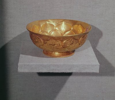Skål dekorert med pregede lotusblader (gull) av Tang Dynasty Chinese School
