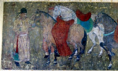 Kinesisk kunst: "" to palefreniers kjører fire hester i en imperialistisk stall""" Detalj av et fragment av en silkemalerulle tilskrevet Han Kan, maler av hoffet til keiser Hiuan tsong (712-756). Tang periode. Dim. 50x141 cm Paris musee Cernuschi av Tang Dynasty Chinese School