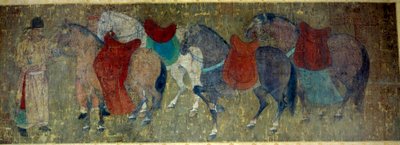 Kinesisk kunst: "" to palefreniers kjører fire hester i en imperialistisk stall""" Fragment av en silkemalingsrulle tilskrevet Han Kan, maleren av hoffet til keiser Hiuan tsong (712-756). Tang periode. Dim. 50x141 cm Paris musee Cernuschi av Tang Dynasty Chinese School
