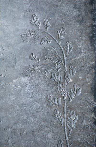 Stele gravert med en krisantem, blomster og blader, 618-907 (stein) av Tang Dynasty Chinese School