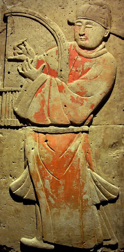 Terrakottastele med musiker, Tang-dynastiet (618-907), oppdaget i Shaanxi-provinsen, Steles Forest Museum i Xian. Fotografi, Leonard de Selva, Kina, 2006. av Tang Dynasty Chinese School