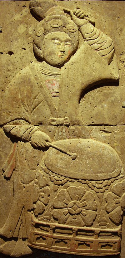 Terrakottastele med musiker, Tang-dynastiet (618-907), oppdaget i Shaanxi-provinsen, Steles Forest Museum i Xian. Fotografi, Leonard de Selva, Kina, 2006. av Tang Dynasty Chinese School