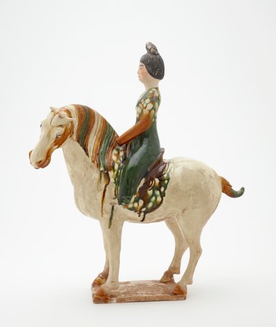 Kvinne på hesteryggen, Tang-dynastiet, ca. 700-750 (keramikk med bly-silikatglasur og malte detaljer) av Tang Dynasty Chinese School