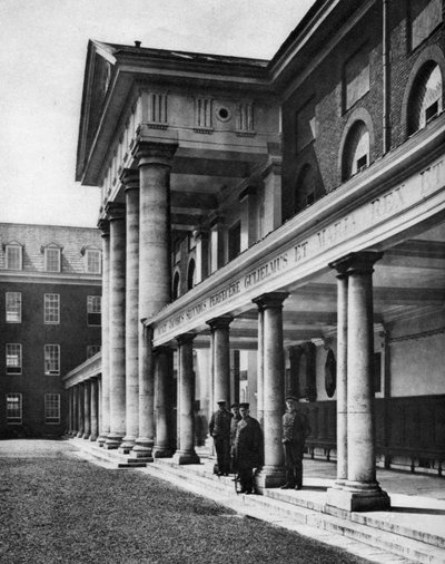 Pensjonister i den store firkanten til Chelsea Royal Hospital, London, 1926-1927. av Taylor