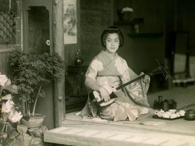 Portrett av en japansk kvinne som spiller Shamisen cirka 1900–1915 (fotografi) av Teijiro Takagi