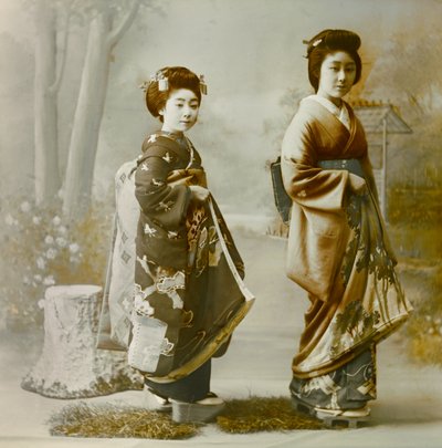 Portrett av to unge geishaer ca. 1900–1915 (fotografi) av Teijiro Takagi