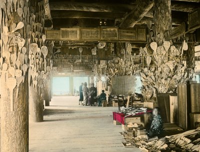 Risskjeselger i Thousand Tatami-paviljongen, Miyajima, cirka 1900–1915 (fotografi) av Teijiro Takagi