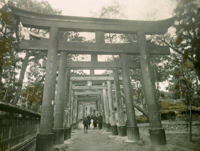 Torii i Inari-helligdommen i Kyoto, cirka 1900–1915 (fotografi) av Teijiro Takagi