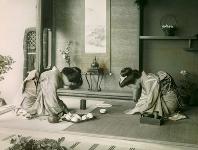 To japanske kvinner i tradisjonell drakt hilser på hverandre før teseremonien, ca. 1900–1915 (fotografi) av Teijiro Takagi