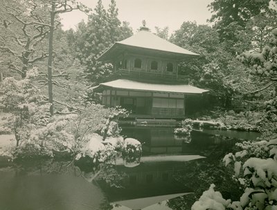 Utsikt over Ginkaku-ji under snøen i Kyoto, cirka 1900–1915 (fotografi) av Teijiro Takagi