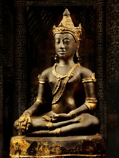 Lanna Buddha utsmykket med regalier av Thai School