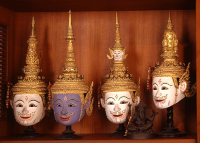 Masker for Khon-teater (keramikk og metall) av Thai School