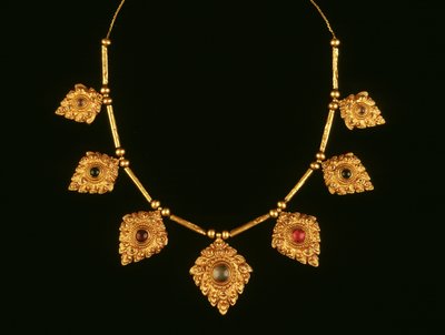 Halskjede, 1600- til 1700-tallet (gull og edelstener) av Thai School