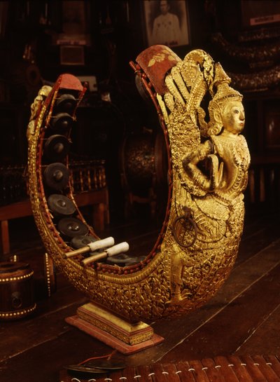 Rikt dekorert Khong Mon (tre og metall) av Thai School