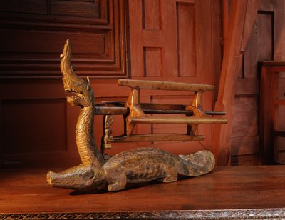 Skein-winder i form av en alligator med hodet til en Naga (tre) av Thai School